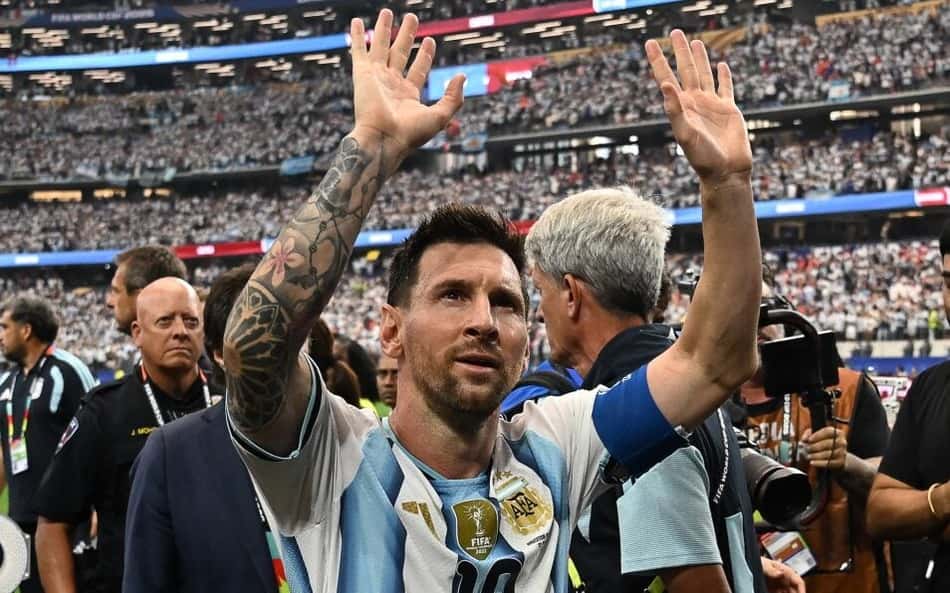 Lionel Messi saúda a torcida após a vitória da Argentina sobre a Áustria (Foto: Paul ELLIS / AFP)