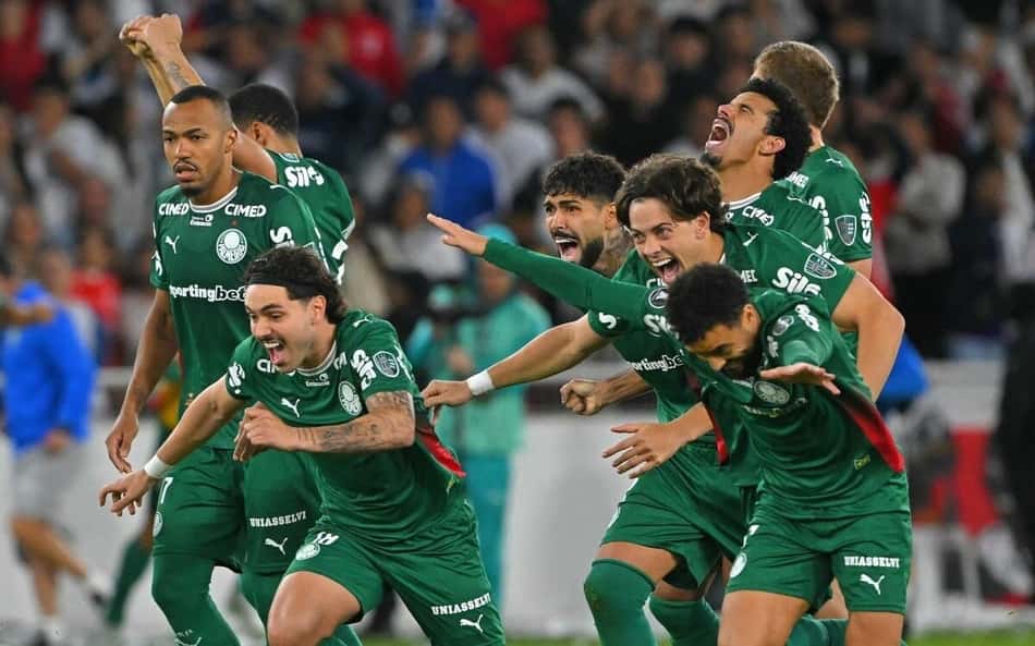 Jogadores do Palmeiras comemoram a classificação nos pênaltis à semifinal da Libertadores