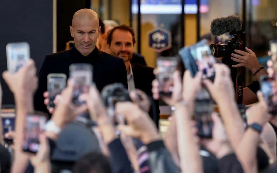 Zidane deixa coletiva da França após anunciar lista de convocados (Foto: FRANCK FIFE / AFP)