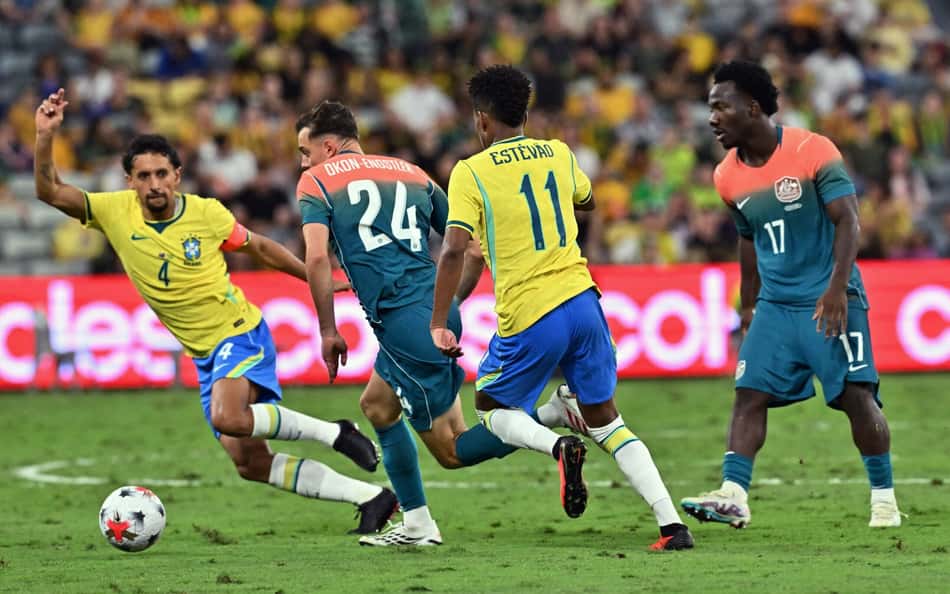 Marquinhos e Estevão marcando em amistoso contra a Austrália.