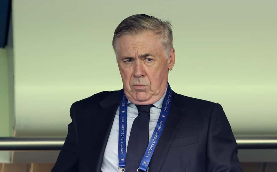 Carlo Ancelotti de terno