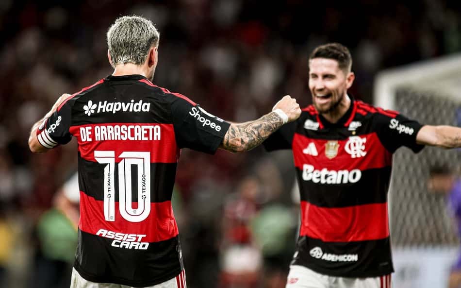 Arrascaeta e Jorginho se abraçando em jogo do Flamengo