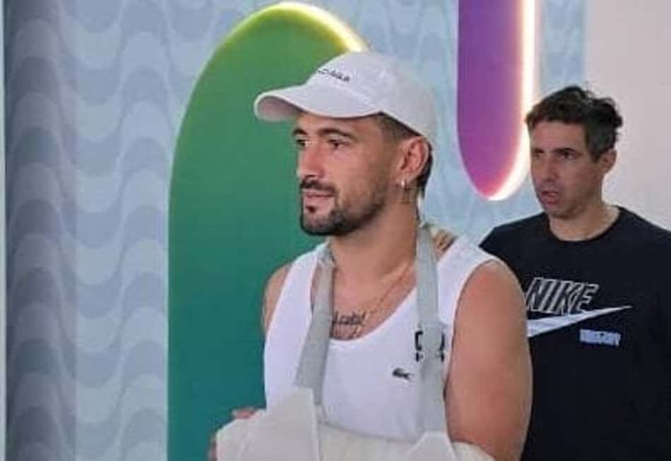 Arrascaeta desembarcando no Rio de Janeiro com o punho enfaixado