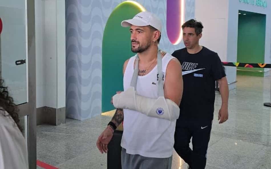 Arrascaeta desembarcando no Rio de Janeiro com o punho enfaixado