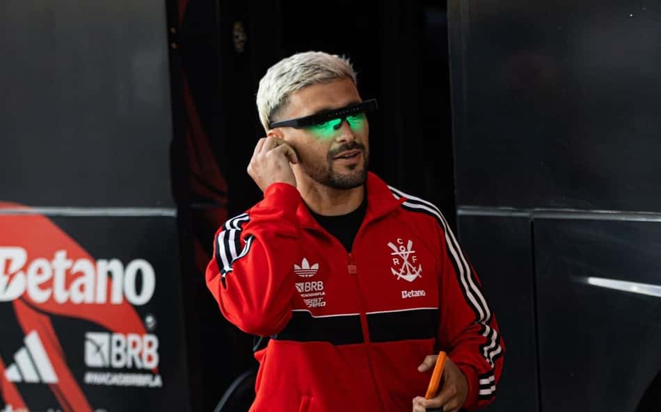 Arrascaeta usando óculos de regulação circadiana com a camisa do Flamengo