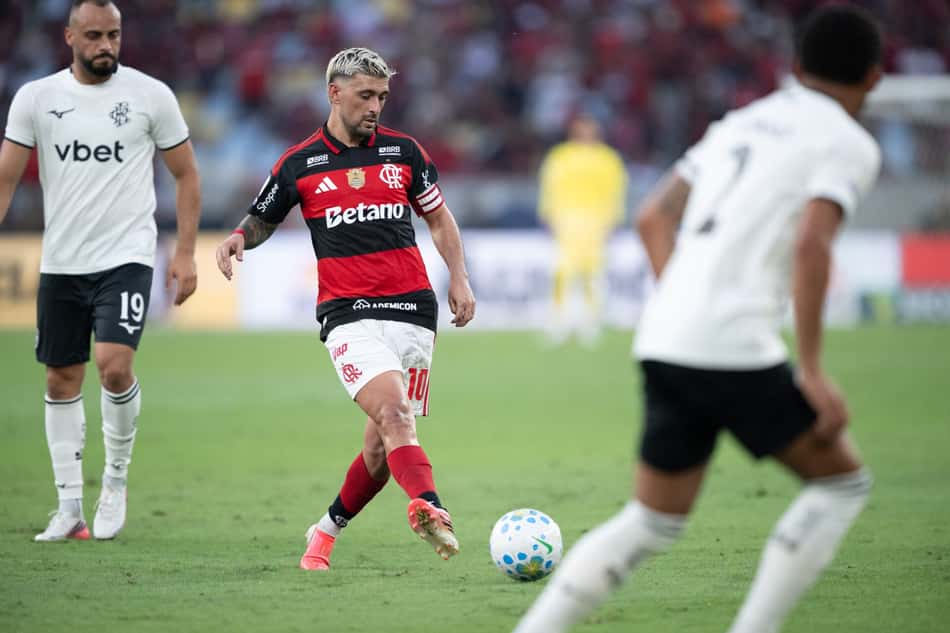 Arrascaeta jogando contra o Botafogo