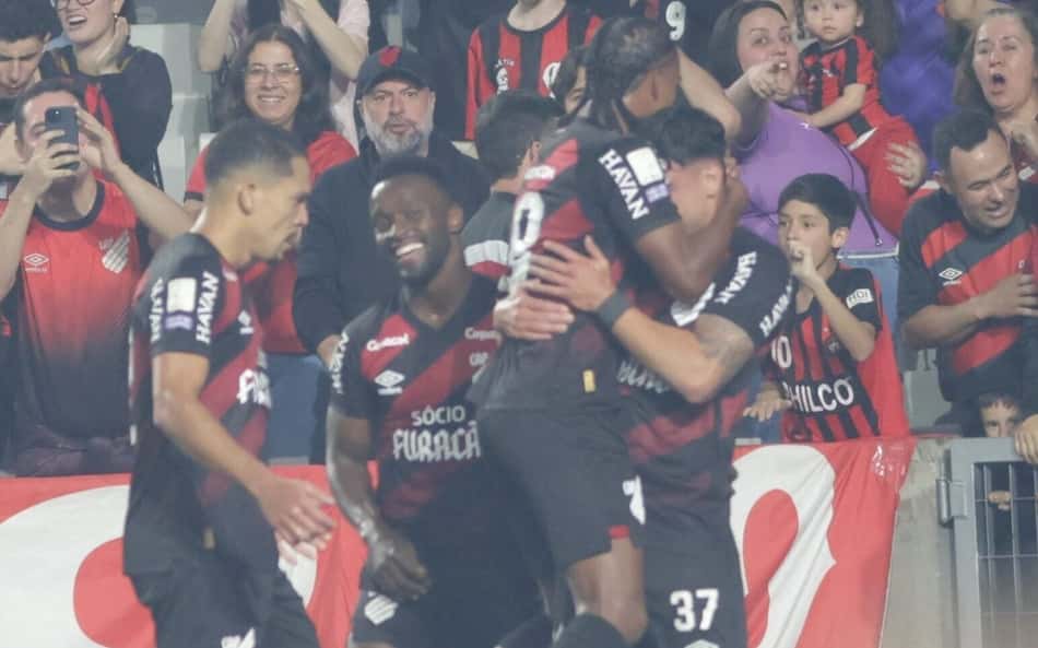 Jogadores do Athletico-PR comemorando abraçados