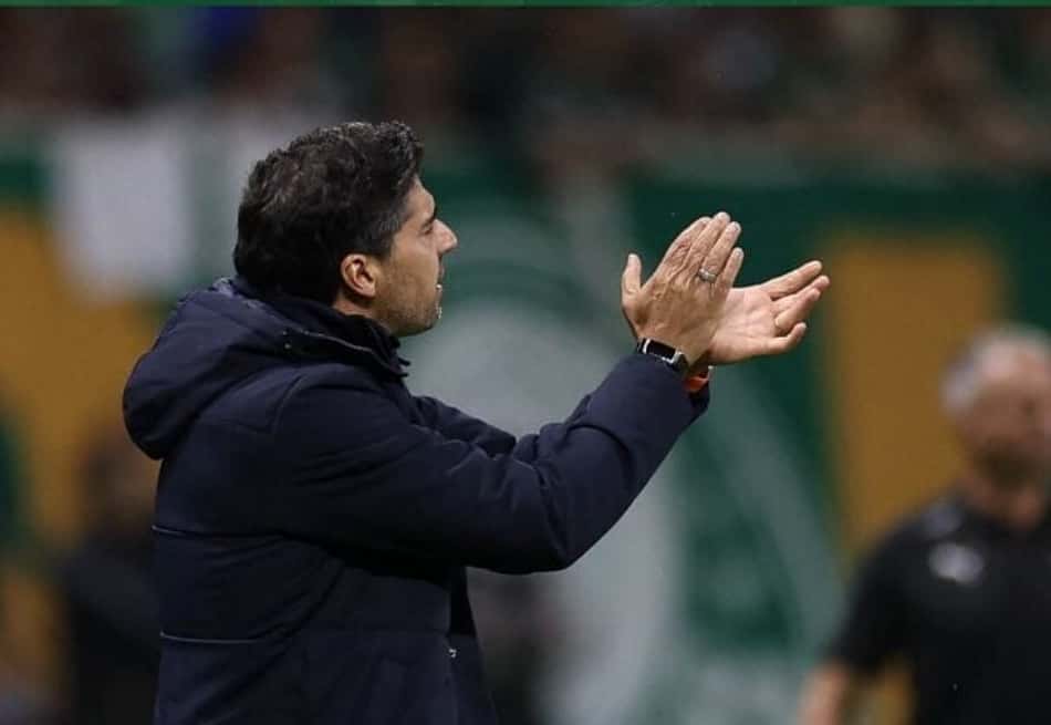 Abel Ferreira aplaude o Palmeiras na vitória sobre a LDU