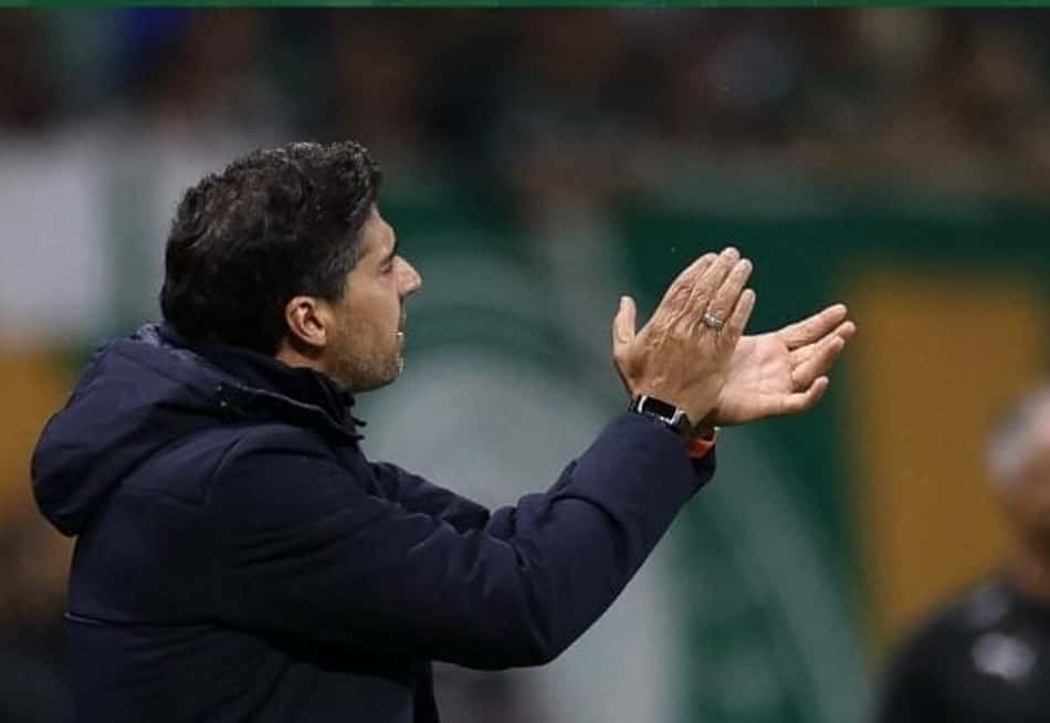 Abel Ferreira aplaude o Palmeiras na vitória sobre a LDU