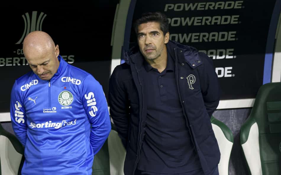 Abel Ferreira no banco de reservas do Palmeiras