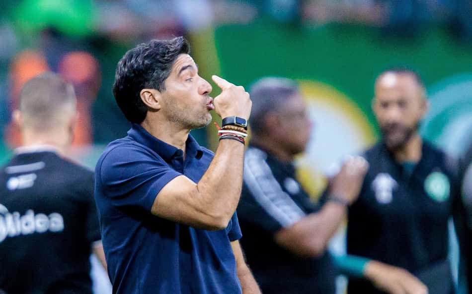 Abel Ferreira, técnico do Palmeiras, à beira do campo no duelo com a Chapecoense pelo Brasileirão