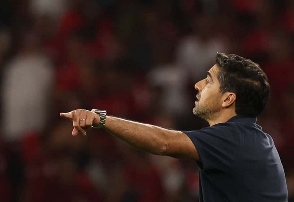 Abel Ferreira, técnico do Palmeiras, orienta o time na vitória sobre o Flamengo