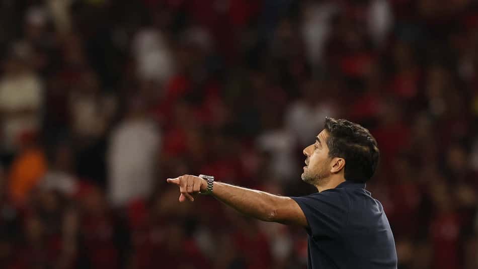 Abel Ferreira, técnico do Palmeiras, orienta o time na vitória sobre o Flamengo