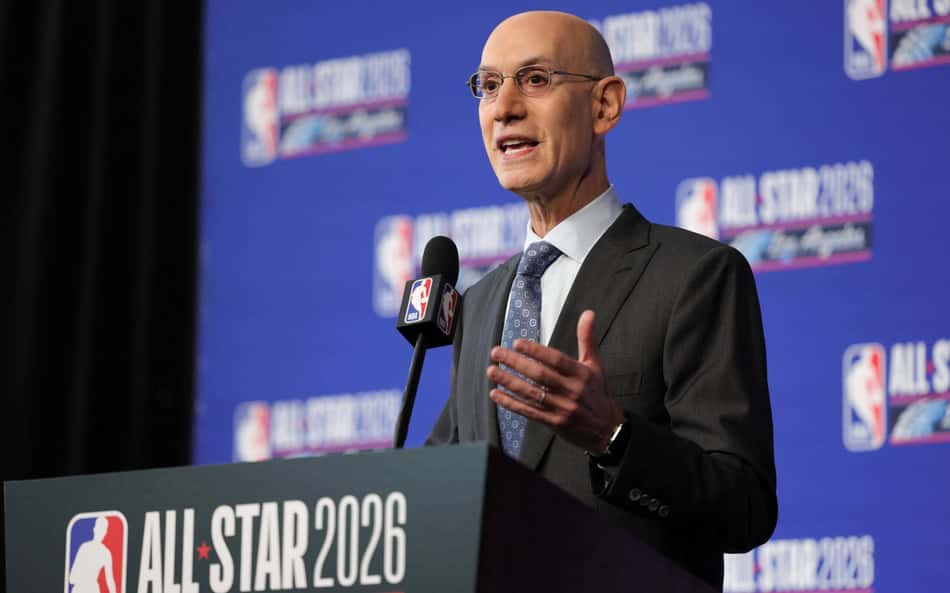 O comissário da NBA, Adam Silver, fala em coletiva durante o fim de semana do All-Star 2026 no Intuit Dome, em Inglewood, Califórnia, em 14 de fevereiro de 2026 (Foto: Ryan sirius sun/getty images via afp)