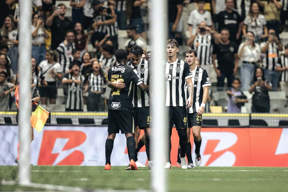 Alan Minda e Reinier abraçando comemorando gol do Atlético (Foto: Pedro Souza / Atlético)