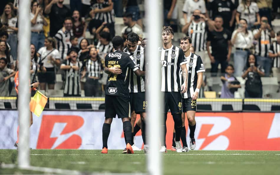 Alan Minda e Reinier abraçando comemorando gol do Atlético (Foto: Pedro Souza / Atlético)