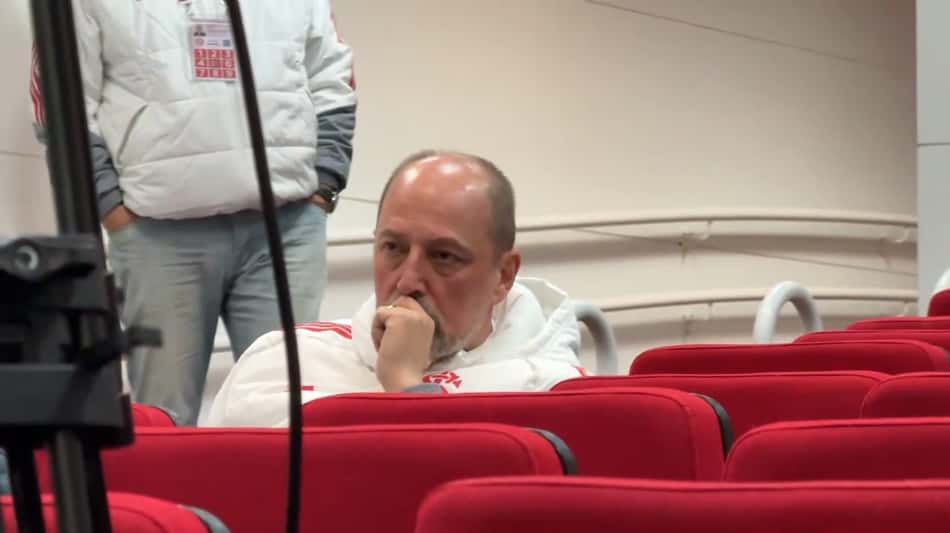 Alessandro Barcellos desolado após derrota do Inter para Santos (Foto: Reprodução)