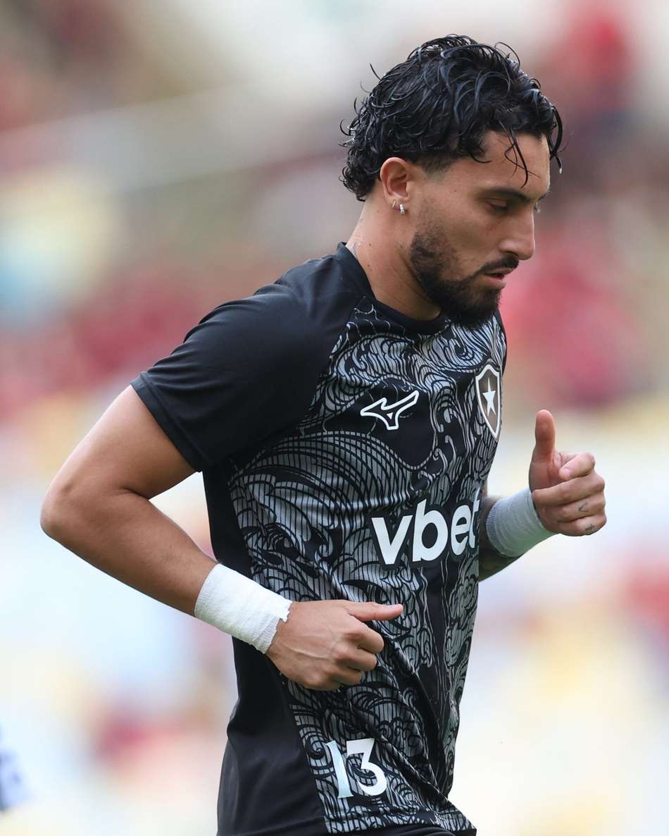 Alex Telles, do Botafogo, se lesionou contra o Flamengo