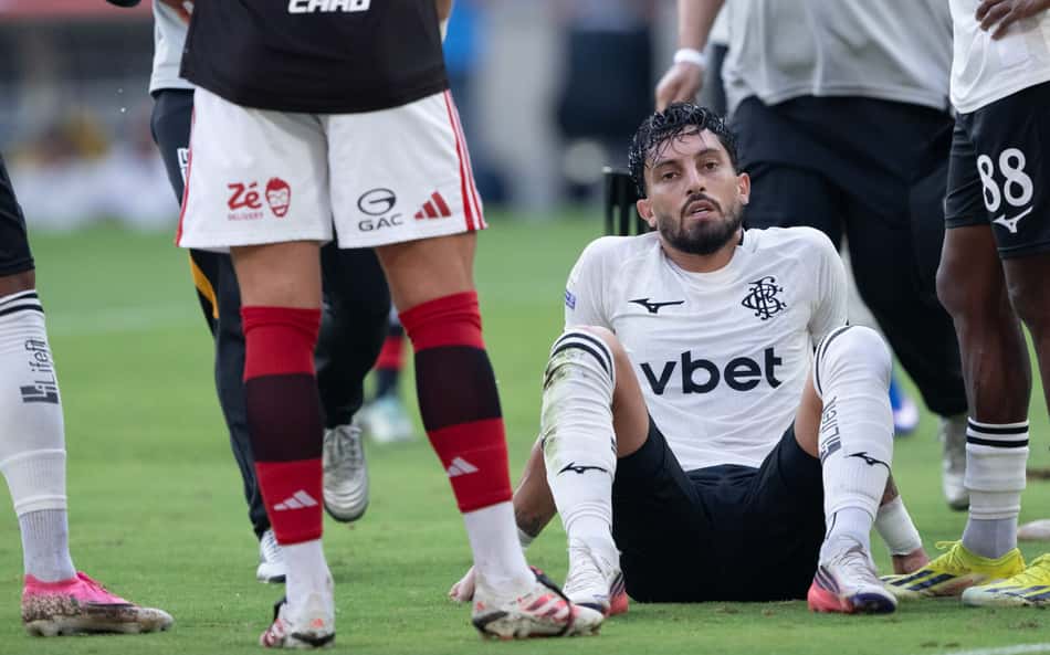 Alex Telles, do Botafogo, se lesionou contra o Flamengo