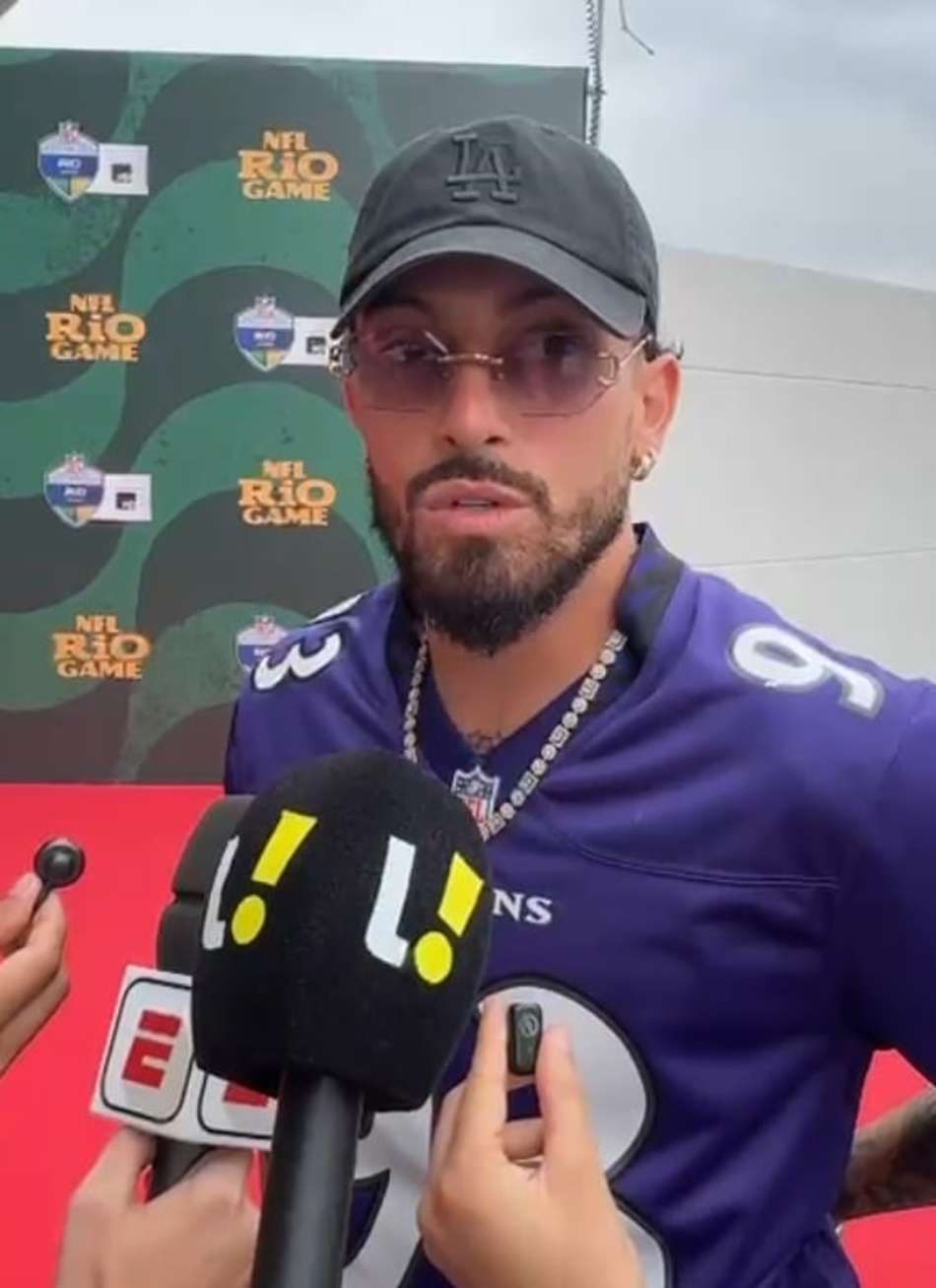 Alex Telles, do Botafogo, foi assistir ao jogo da NFL no Maracanã