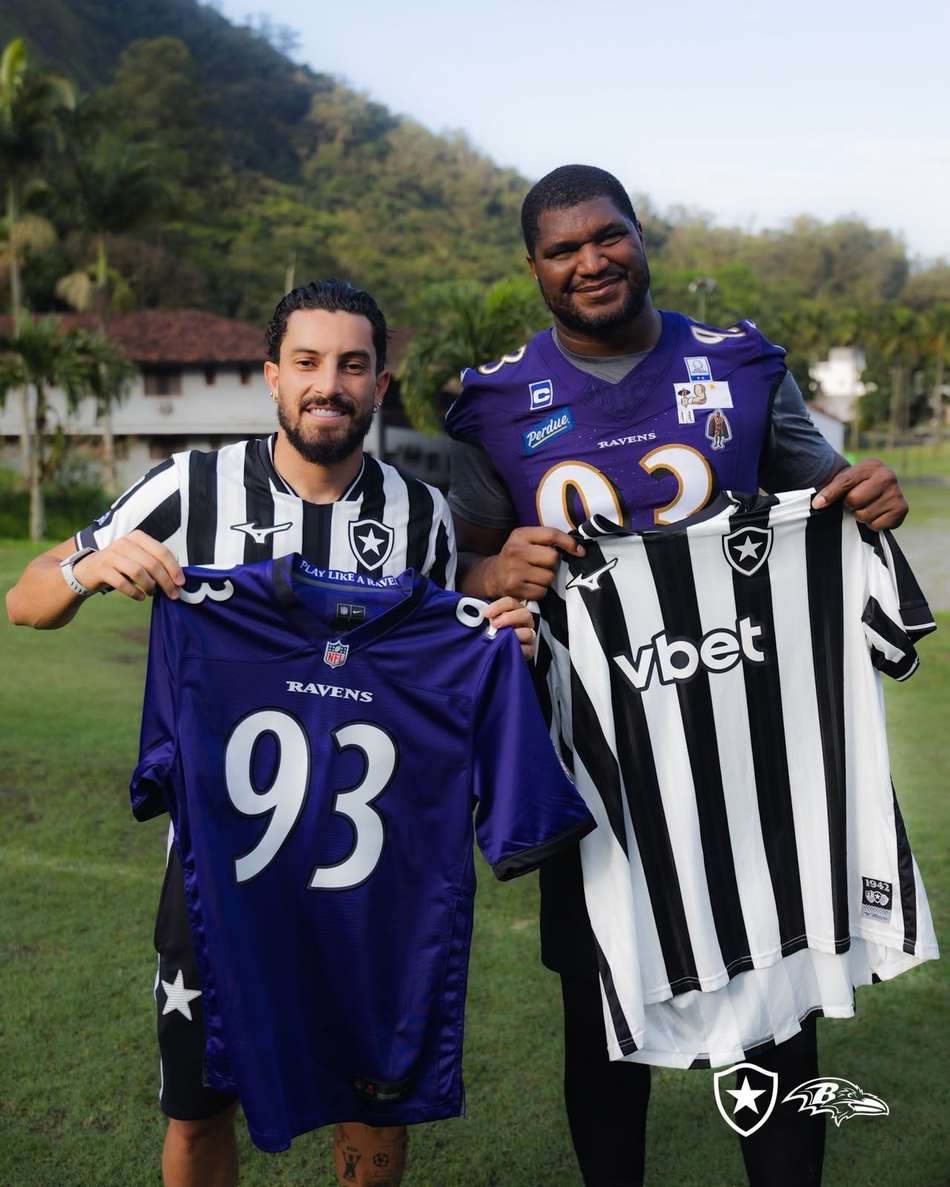 Alex Telles trocou camisas com Calais Campbell, dos Ravens