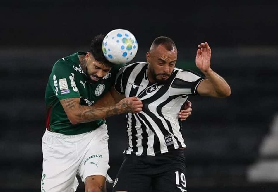 Alexander Barboza, do Palmeiras , disputa bola Artur Cabral