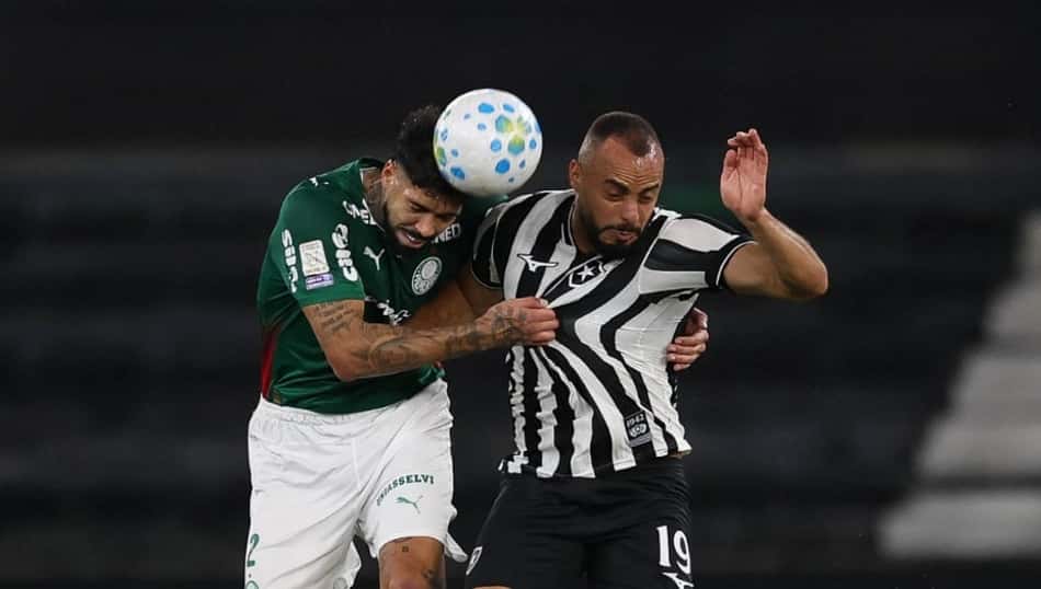 Alexander Barboza, do Palmeiras , disputa bola Artur Cabral