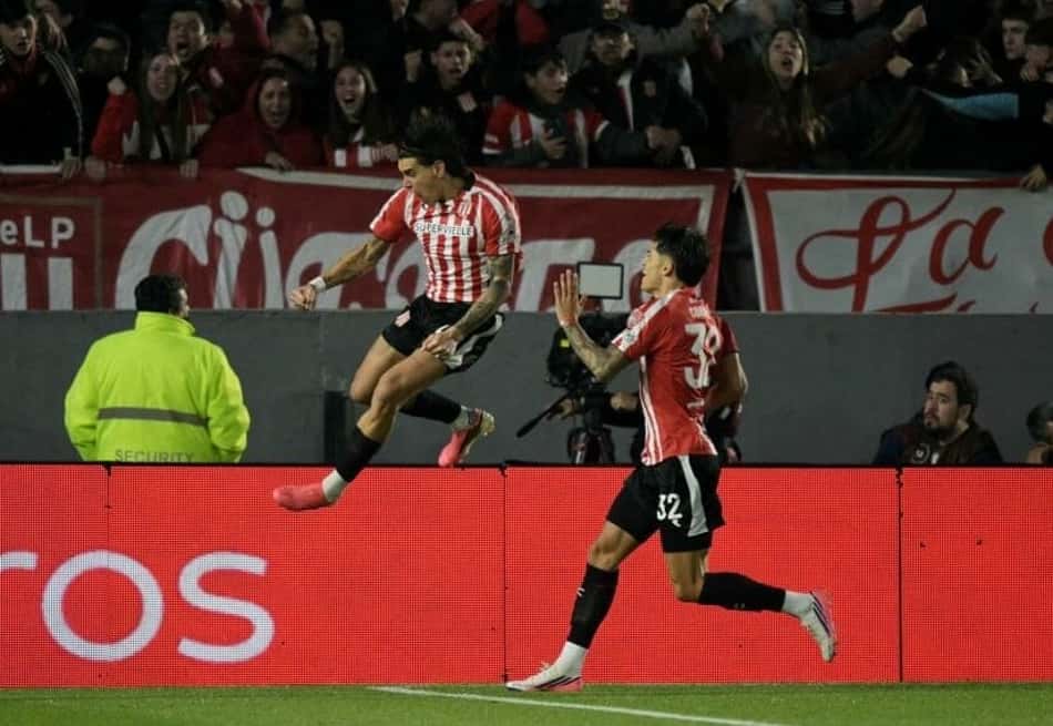 Alexis Castro celebra gol do Estudiantes no empate por 1 a 1 com o Corinthians no Estádio UNO