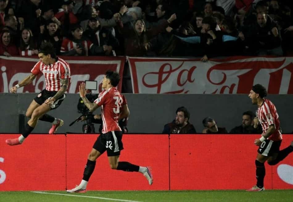 Alexis Castro celebra gol do Estudiantes no empate por 1 a 1 com o Corinthians no Estádio UNO