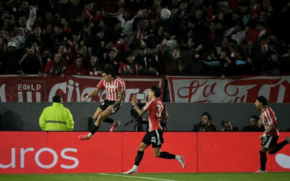 Alexis Castro celebra gol do Estudiantes no empate por 1 a 1 com o Corinthians no Estádio UNO