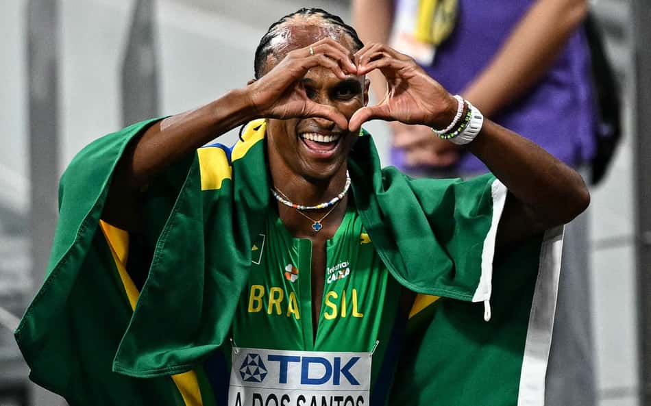 Alison dos Santos foi medalha de prata nos 400m com barreiras do Mundial de Tóquio (Foto: Philip Fong/ AFP)