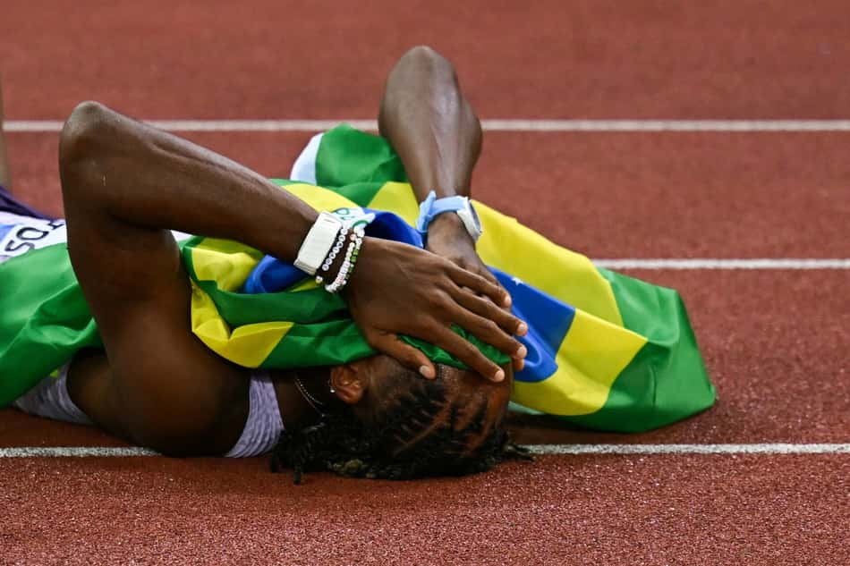 O brasileiro Alison dos Santos comemora após vencer e quebrar o recorde mundial dos 400 metros com barreiras masculino durante a etapa da Liga de Diamante de atletismo, no Estádio Letzigrund, em Zurique, em 27 de agosto de 2026 (Foto: Fabrice Coffrini / Afp)