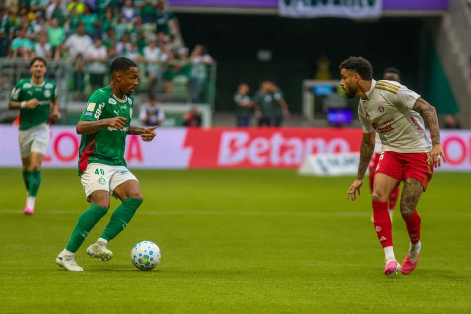 Allan, então jogador do Palmeiras, encara marcação do Internacional em jogo do Brasileirão
