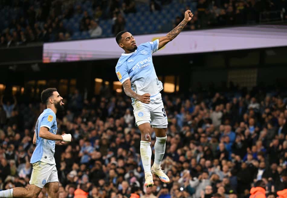 Allan pulando e comemorando gol pelo City