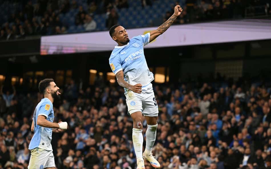 Allan pulando e comemorando gol pelo City