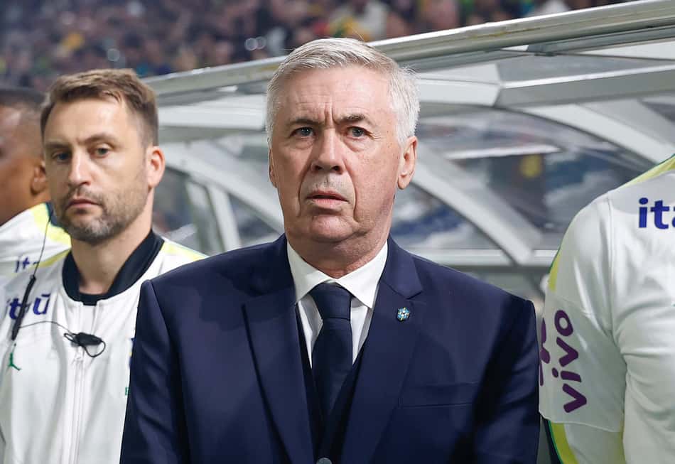 Ancelotti durante hino do Brasil em amistoso contra a Austrália