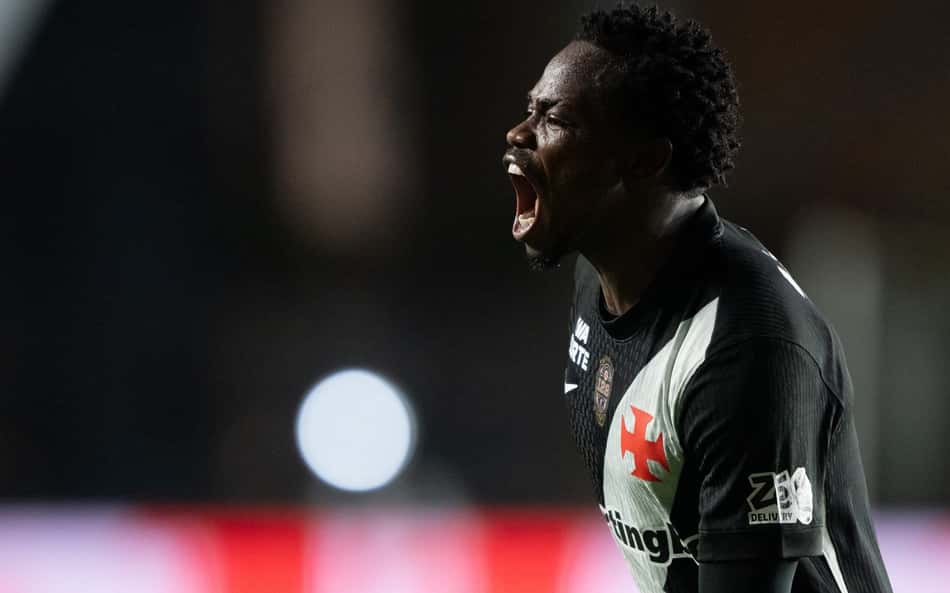 Andrés Gómez marca o gol da vitória de Vitória e Vasco, pela Copa do Brasil