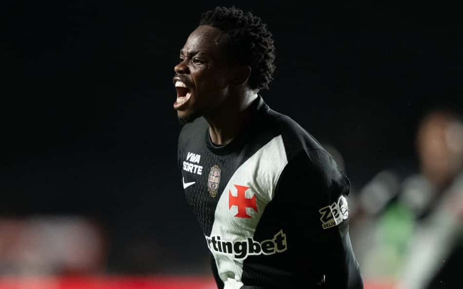 Andrés Gómez vibra com gol salvador para o Vasco diante do Vitória na Copa do Brasil