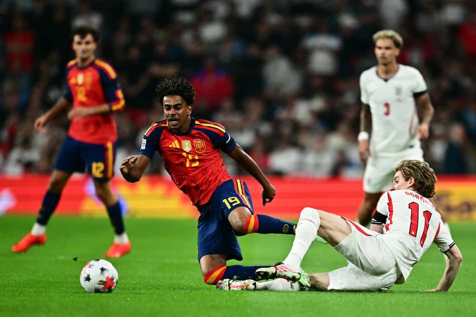 Lamine Yamal e Anthony Gordon disputam bola em Inglaterra x Espanha pela Liga das Nações. (Foto: Ben Stansall/AFP)