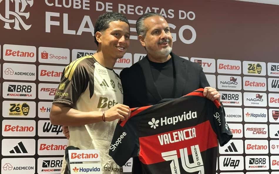 Anthony Valencia segura camisa do Flamengo