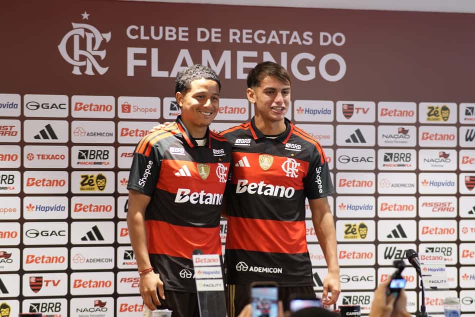 Anthony Valencia e Joaquín Freitas são apresentados no Flamengo