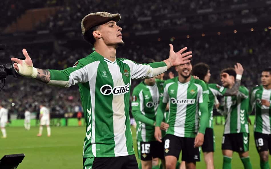 Antony comemorando o gol marcado na Europa League (Foto: Cristina Quicler/AFP)