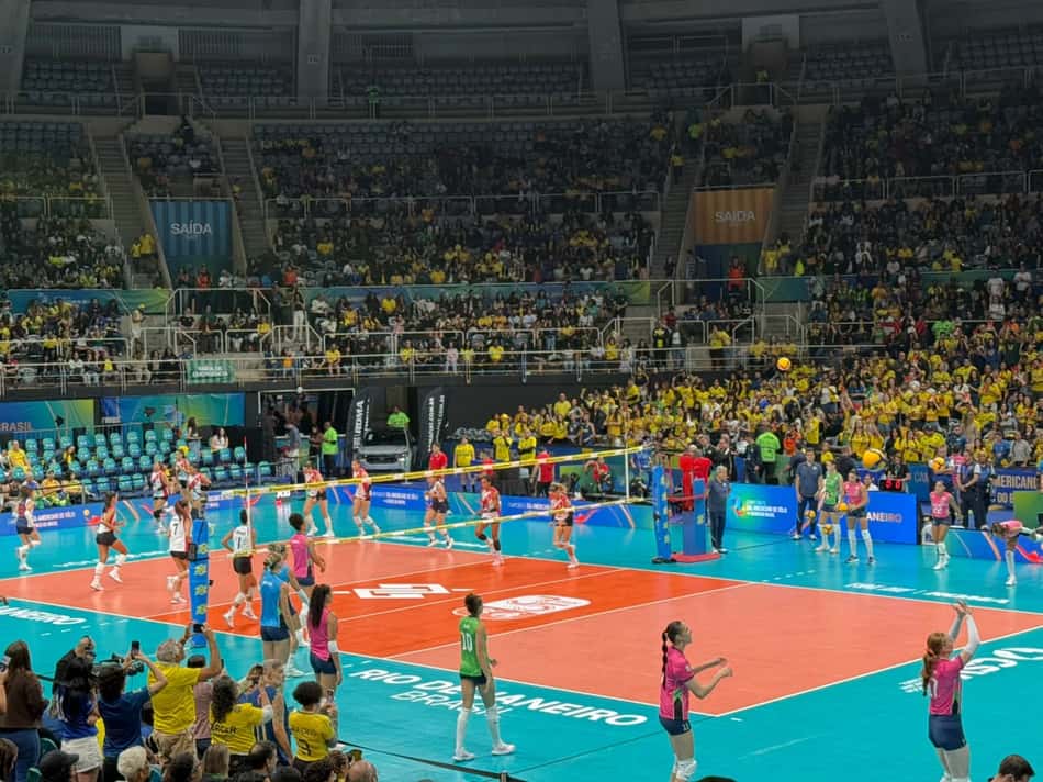 Aquecimento com bola começou (Foto: Andressa Simões; Lance!)