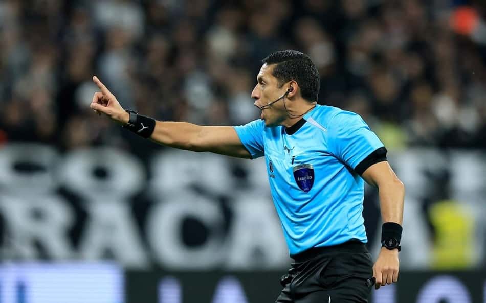 Árbitro em Corinthians e Estudiantes, pela Libertadores