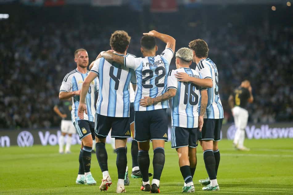 A Argentina vai vencendo a Bolívia em amistoso (Foto: DIEGO LIMA / AFP)