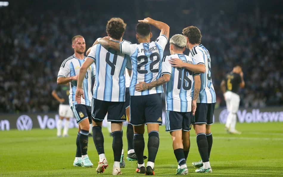A Argentina vai vencendo a Bolívia em amistoso (Foto: DIEGO LIMA / AFP)