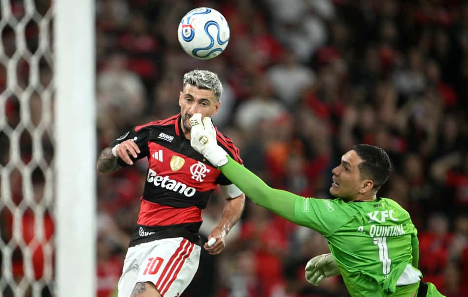 Arrascaeta aproveitou a falha do goleiro Quintana para empatar o jogo entre Flamengo e Del Valle pela Libertadores