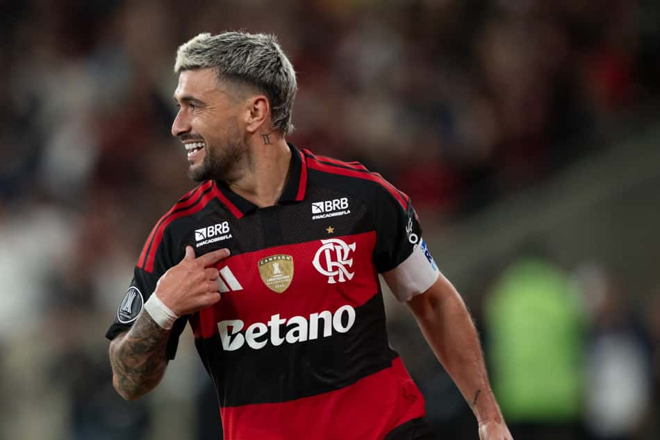 Craque do Flamengo brilha durante amistoso internacional pelo Uruguai (Foto: Jorge Rodrigues/AGIF/Folhapress)