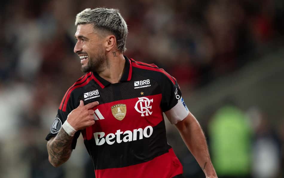 Craque do Flamengo brilha durante amistoso internacional pelo Uruguai (Foto: Jorge Rodrigues/AGIF/Folhapress)