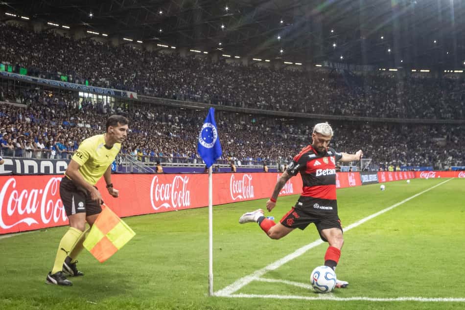 Arrascaeta, do Flamengo, cobra escanteio em jogo contra o Cruzeiro